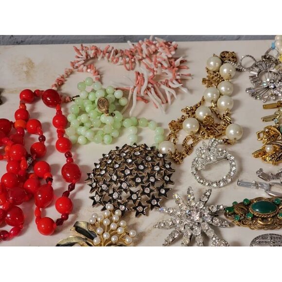 1.5 LB Vtg Mod HIGH END/ SIGNED jewelry lot~gold silver Rhinestones pearls beads - Picture 8 of 11